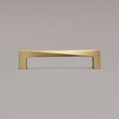 Hapny Twist Cabinet Pull - 5 in (127mm) - Satin Brass
