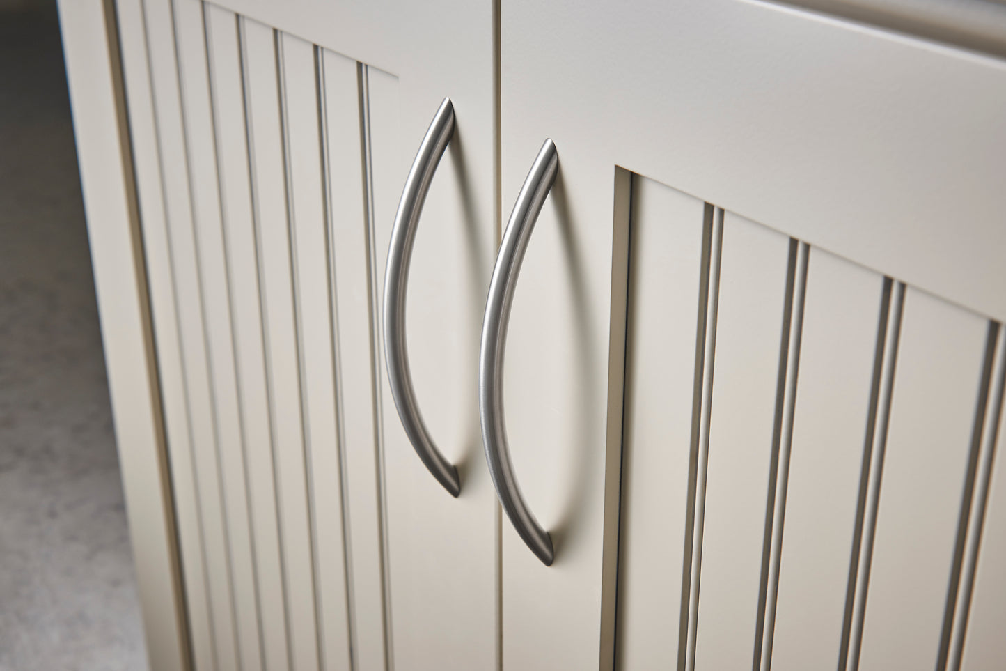 Top Knobs Solid Bowed Bar Pull